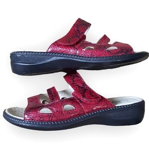 Stepwel red animal print snakeskin look wedge sandals Size 7 New
